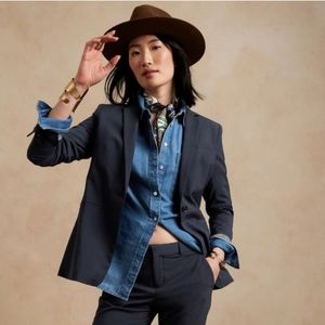 Banana Republic Lightweight Wool Navy Blue Blazer Single Button Notch Collar - 2